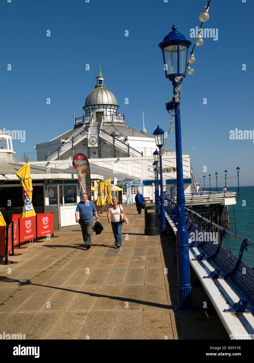 Eastbourne Pier con la famosa Camera Obscura Foto Stock