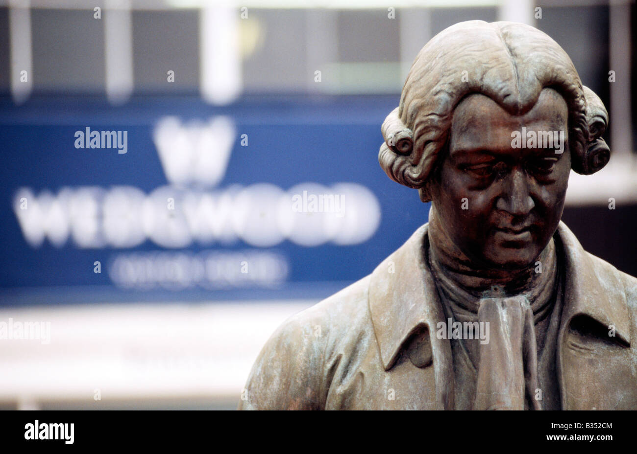 Credito foto DOUG BLANE Statua di Josiah Wedgwood figli in ceramica 1730 1795 Stoke on Trent Staffordshire Inghilterra Gran Bretagna Foto Stock