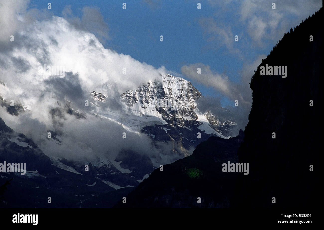 In Svizzera il Breithorn Mountain nell Oberland Bernese visto qui sopra la valle di Lauterbrunnen RI Foto Stock