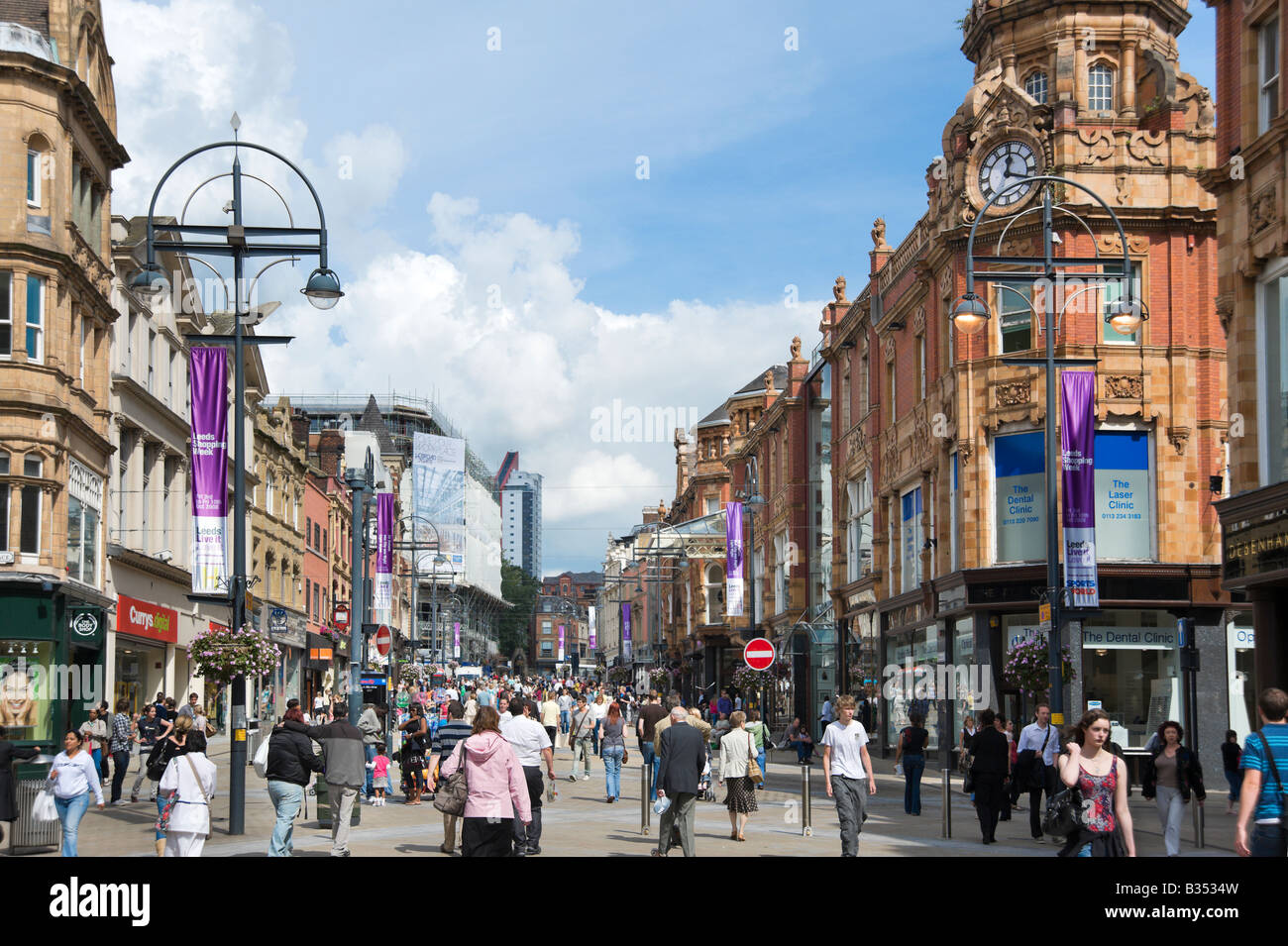 Briggate (la strada principale per lo shopping nel centro citta'), Leeds, West Yorkshire, Inghilterra Foto Stock