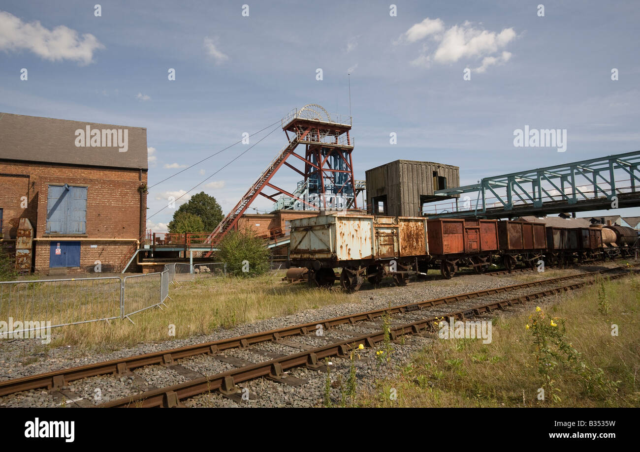 I carri di carbone Snibston Discovery Park, Coalville, Leicester. Ex miniera di carbone Leics GB UK museo minerario di trasporto del carbone il giorno fuori attr Foto Stock