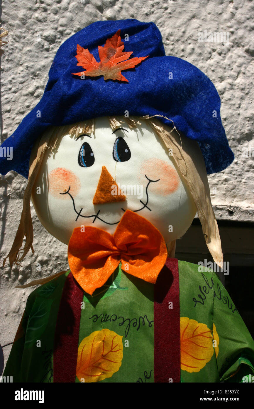 Felice lo spaventapasseri doll nel villaggio di Lynmouth, Devon, Inghilterra Foto Stock
