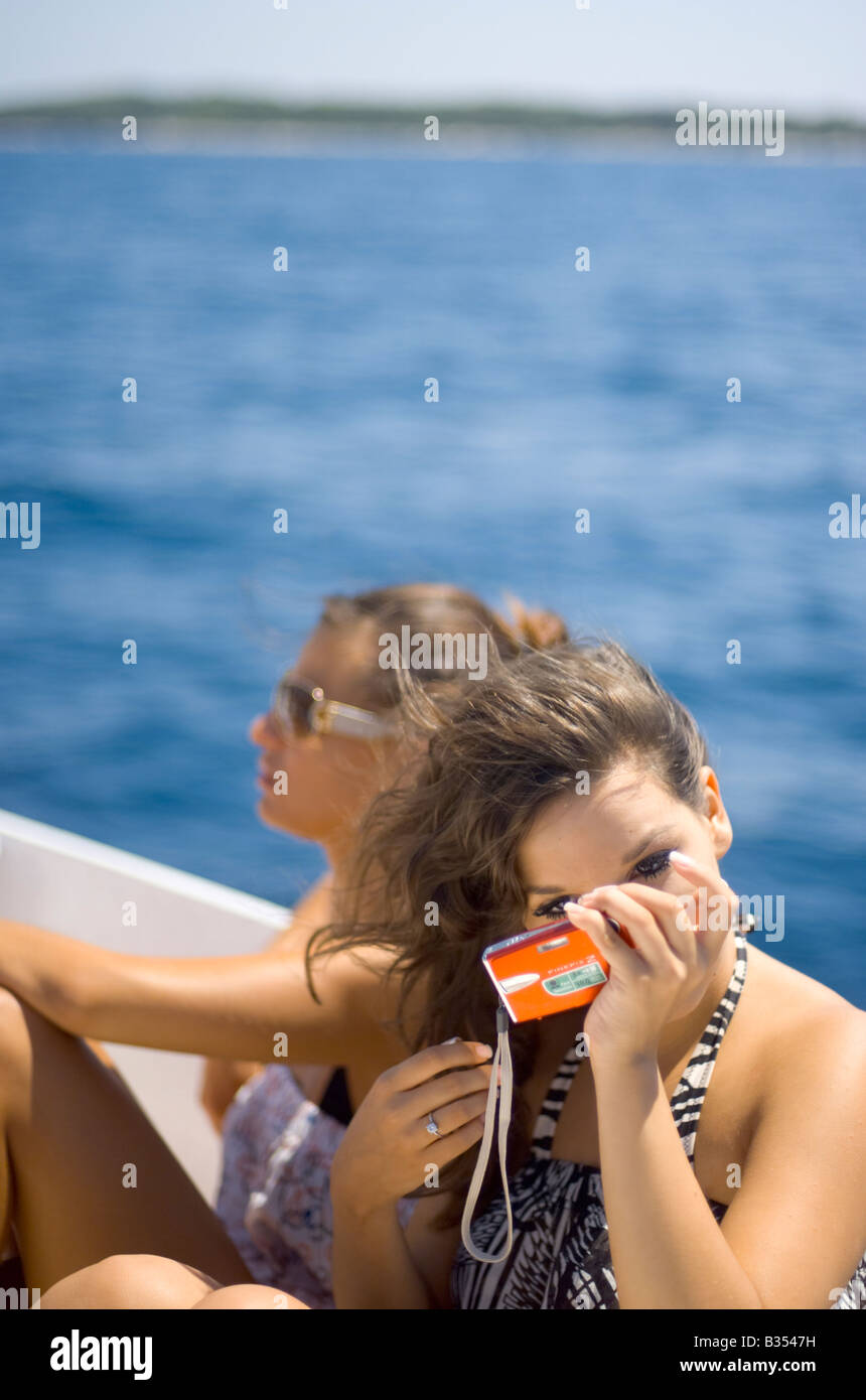 Due ragazze in taxi boat da isole Pakleni a Hvar, Croazia Foto Stock