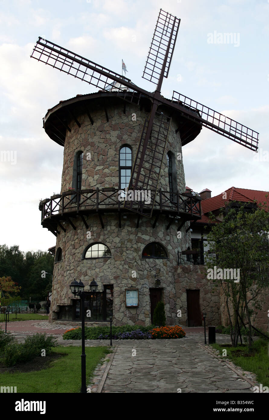 Vista esterna del tradizionale mulino a vento olandese nei pressi di Amsterdam, Paesi Bassi. Foto Stock