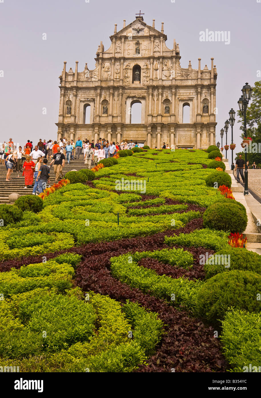 Macao Cina - turisti e giardini presso le rovine di San Paolo, i resti della più grande di Macao le chiese, costruito nel 1602. Foto Stock