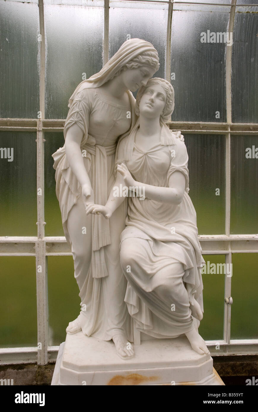 Marmo bianco scultura le sorelle di Betania da John Warrington legno Kibble Palace Botanic Gardens Glasgow Foto Stock