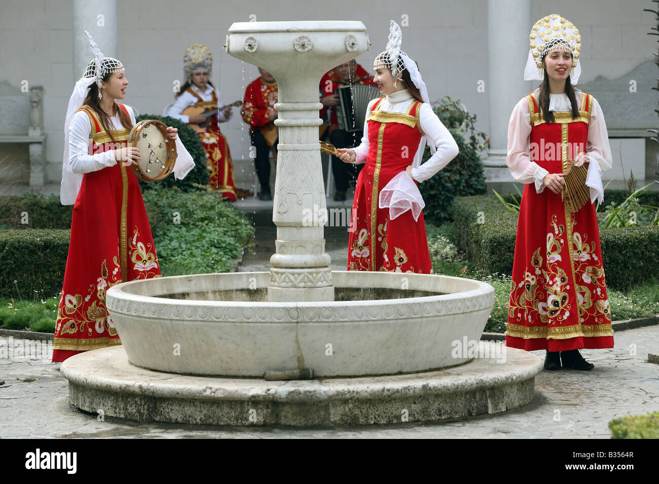 Le donne in costumi nazionali rendendo la musica, Yalta, Ucraina Foto Stock