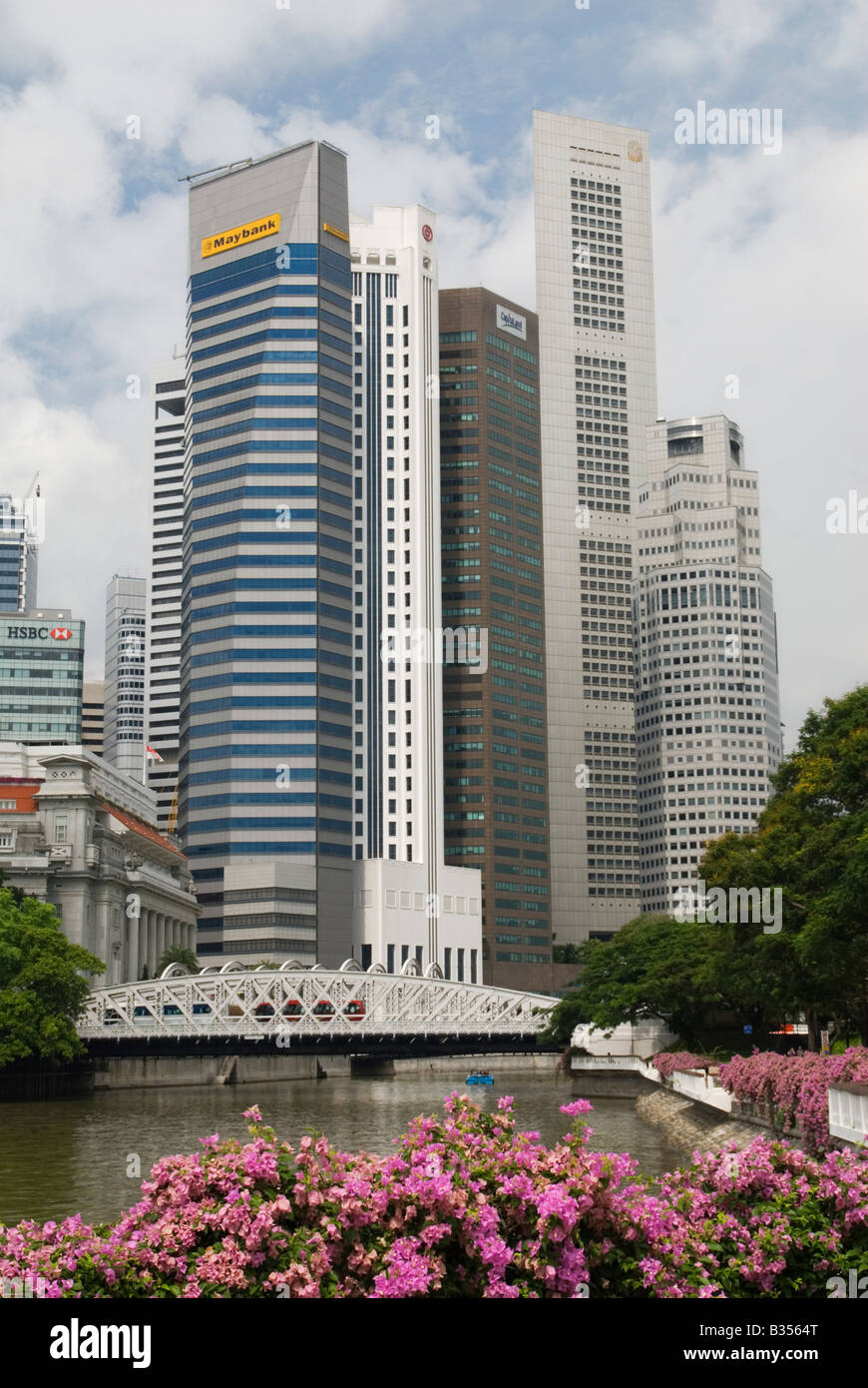 Singapore viste sulla città e Anderson Bridge dalla Regina Elisabetta a piedi lungo l'Esplanade, il parco Esplanade, Singapore Foto Stock