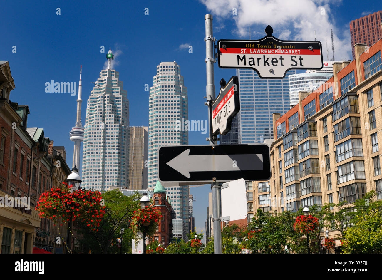 Mercato e strade anteriore nella vecchia Toronto con un sostegno finanziario e CN torri e Flatiron Building Foto Stock