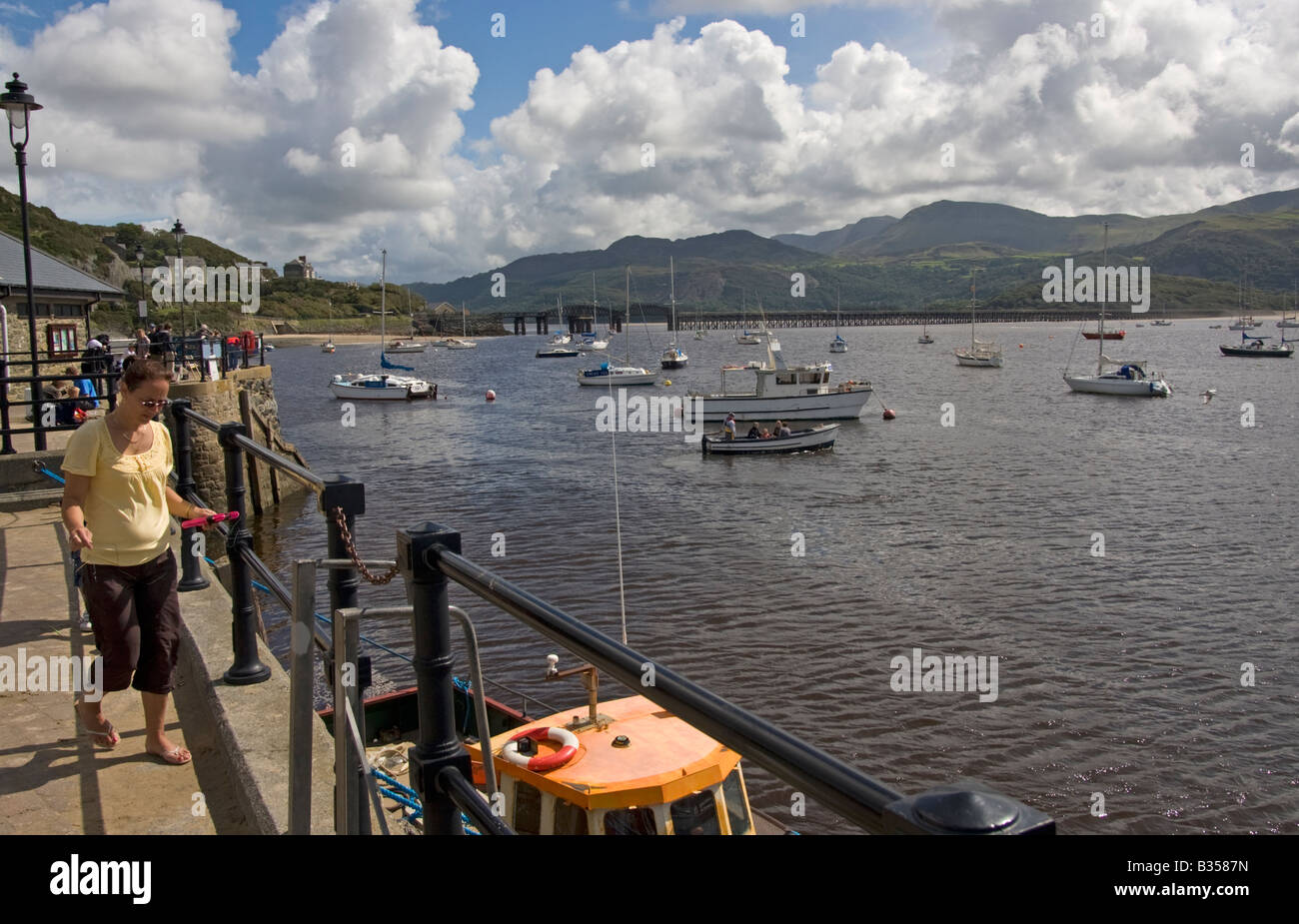 Blaenau Ffestiniog harbour nel Galles del nord che mostra una signora in corso attività di pesca del granchio Foto Stock