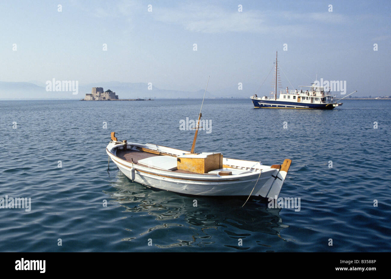 Barche da pesca e da diporto nel Porto di Nauplion e il golfo dell Argolide in Grecia al di là è l'antica fortezza di Bourdz Foto Stock