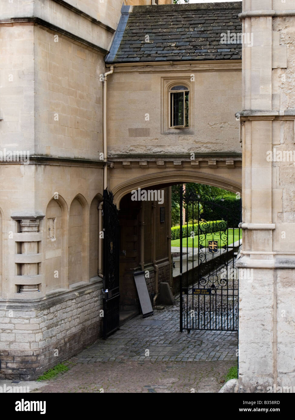 Ponte sulla corsia di logica che collega il Durham edificio principale della University College di Oxford High Street, Oxfordshire, Inghilterra Foto Stock