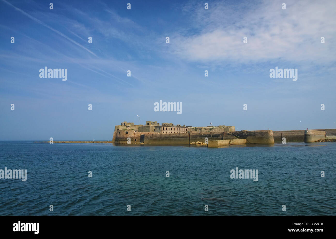 Un antico frangiflutti e fort nel porto di Cherbourg, Francia Foto Stock