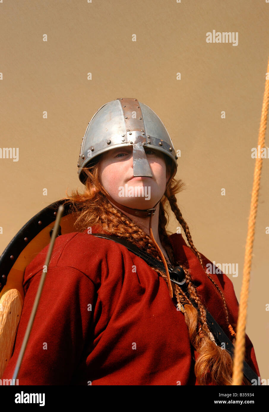 Un ritratto di una donna/ragazza appartenente ad un viking gruppo di rievocazione storica in costume d'epoca - pronti per la battaglia. Foto Stock