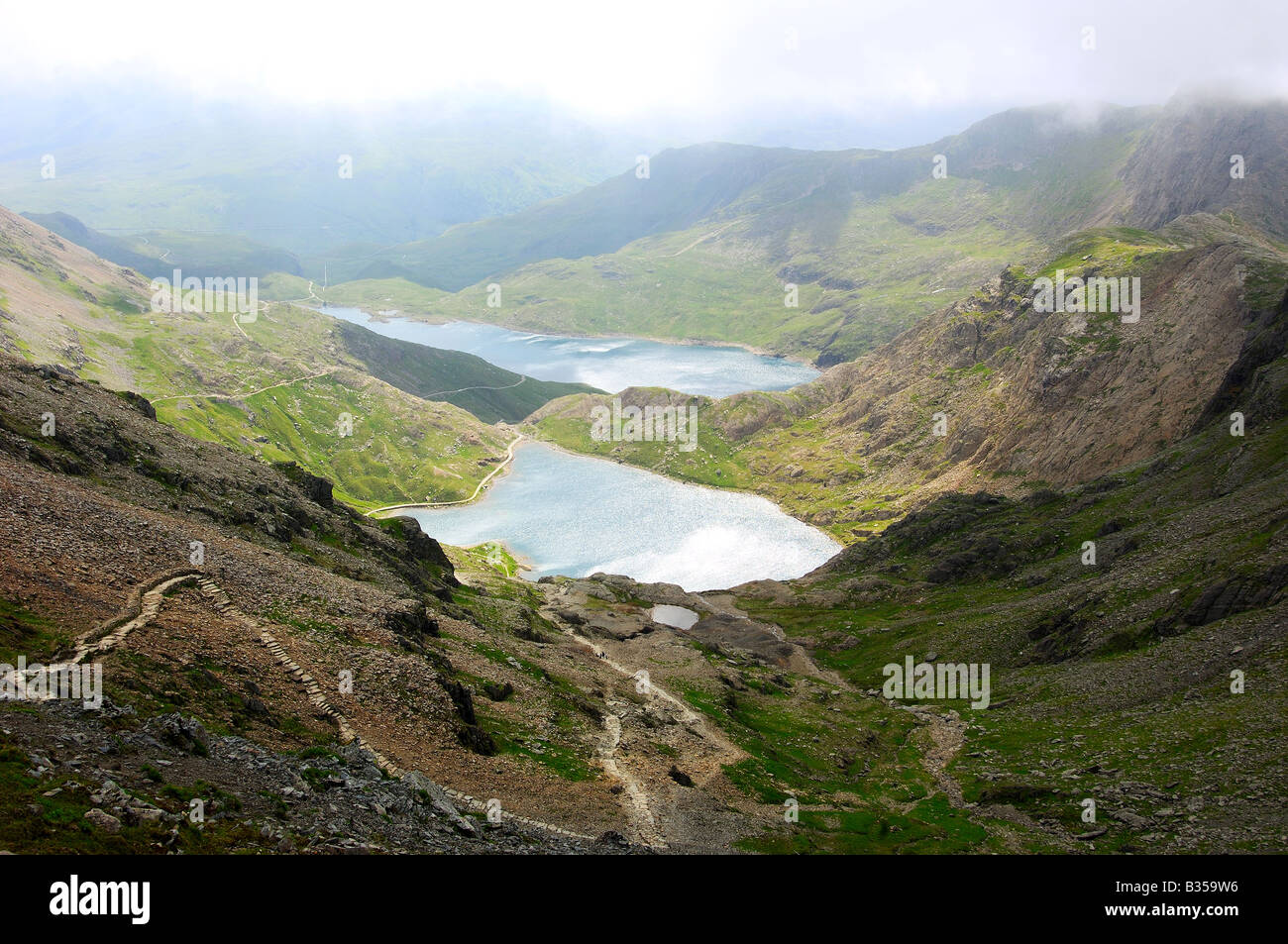 La vista attraverso il Pyg via si affaccia Llyn Glaslyn e Llyn Llydaw su pendenze superiori di Mount Snowdon Foto Stock