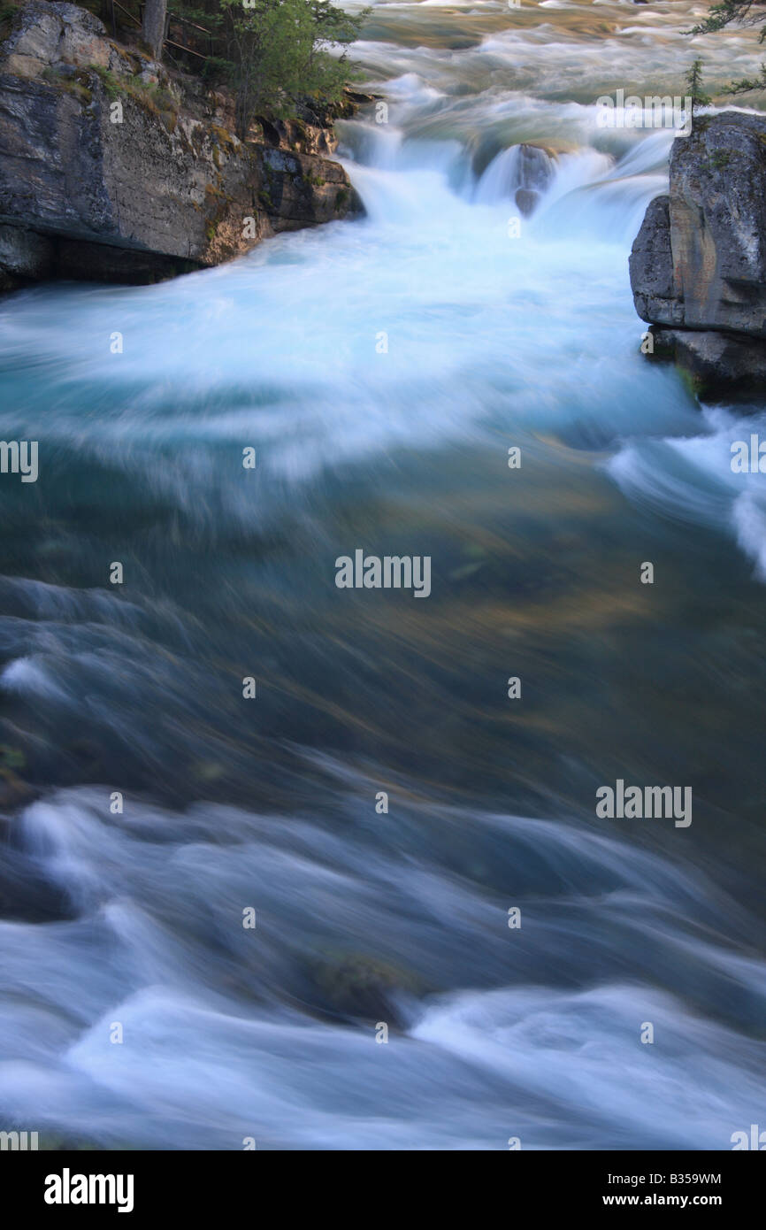 Un fiume veloce del Canyon Maligne, Alberta Foto Stock