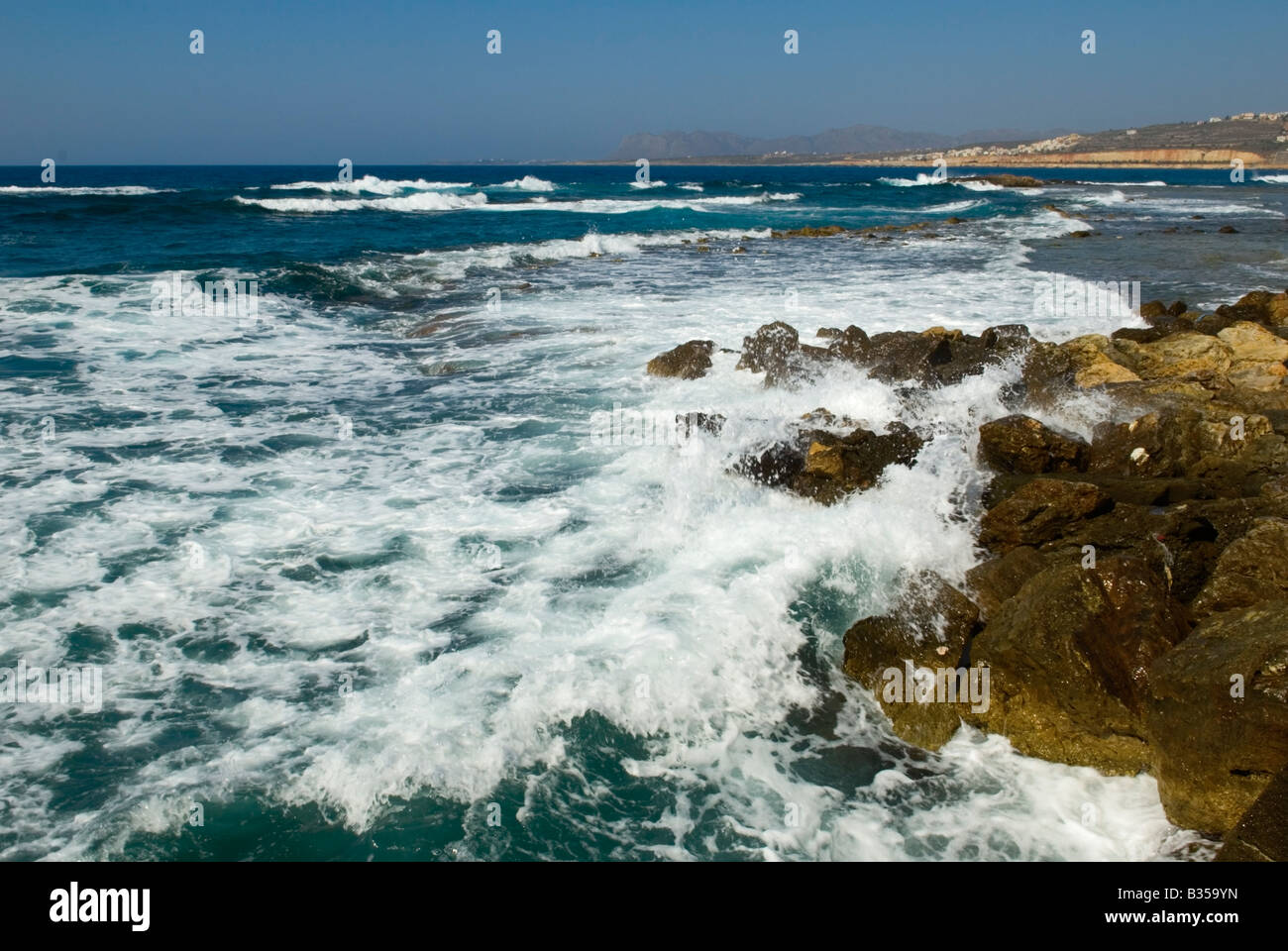 Le onde che si infrangono a Chania Creta Foto Stock