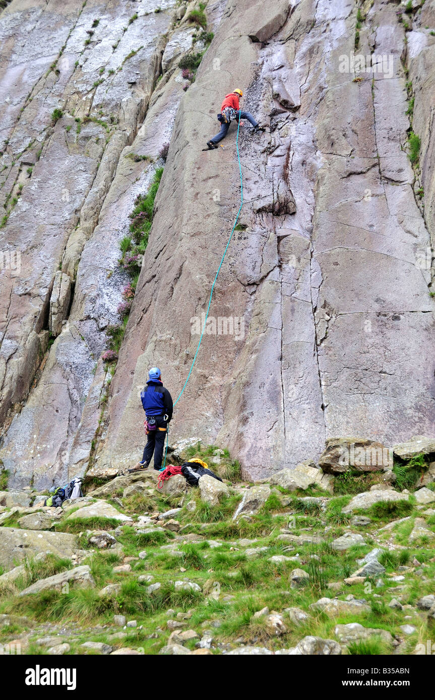 Gli alpinisti sulle lastre Idwal Cwm Idwal Snowdonia National Park Galles Cymru Foto Stock