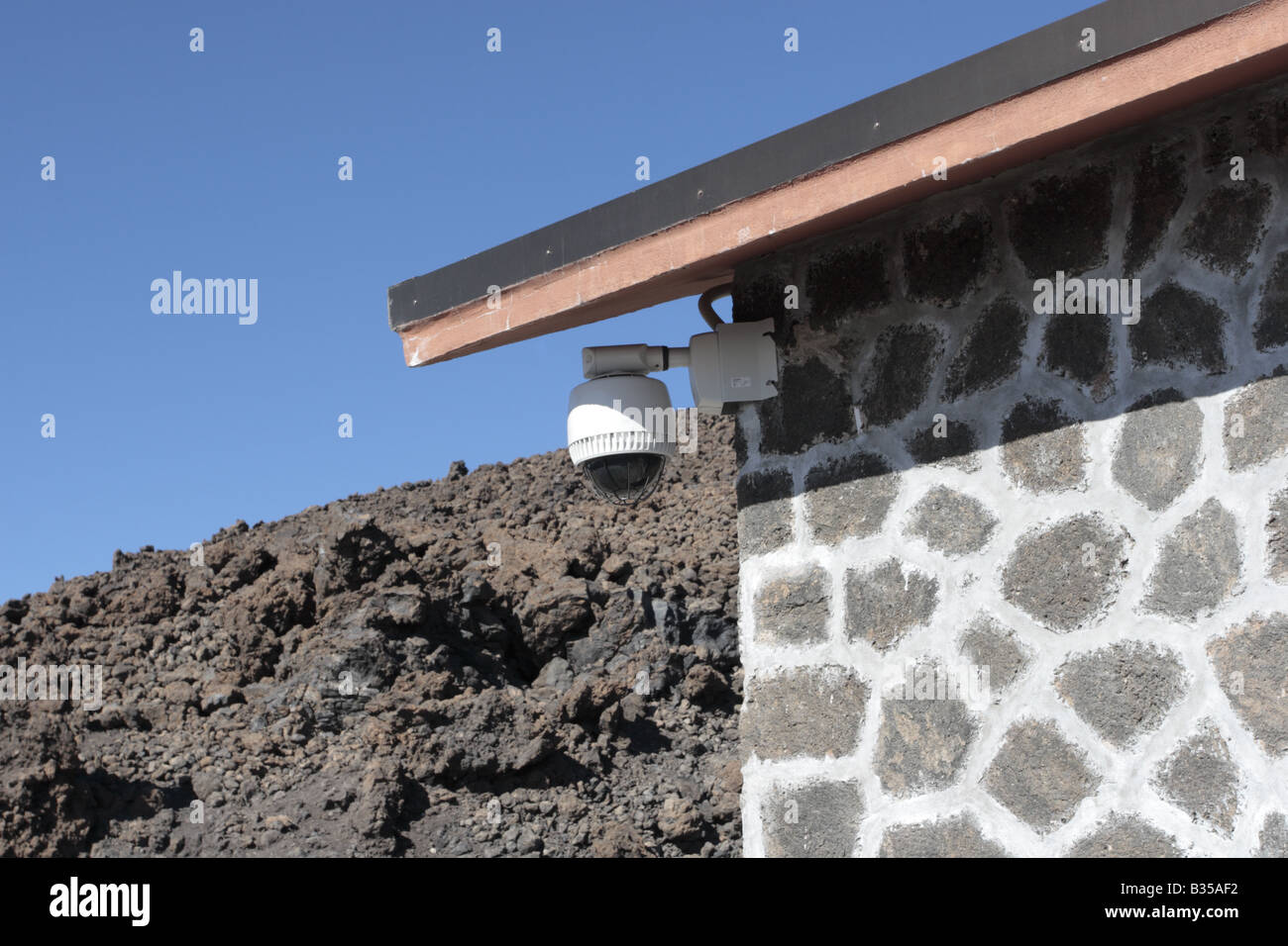 Circuito chiuso telecamera CCTV sull'angolo del Refugio de Altavista rifugio di montagna sul monte Teide, Las Canadas del Teide Tenerife, Foto Stock
