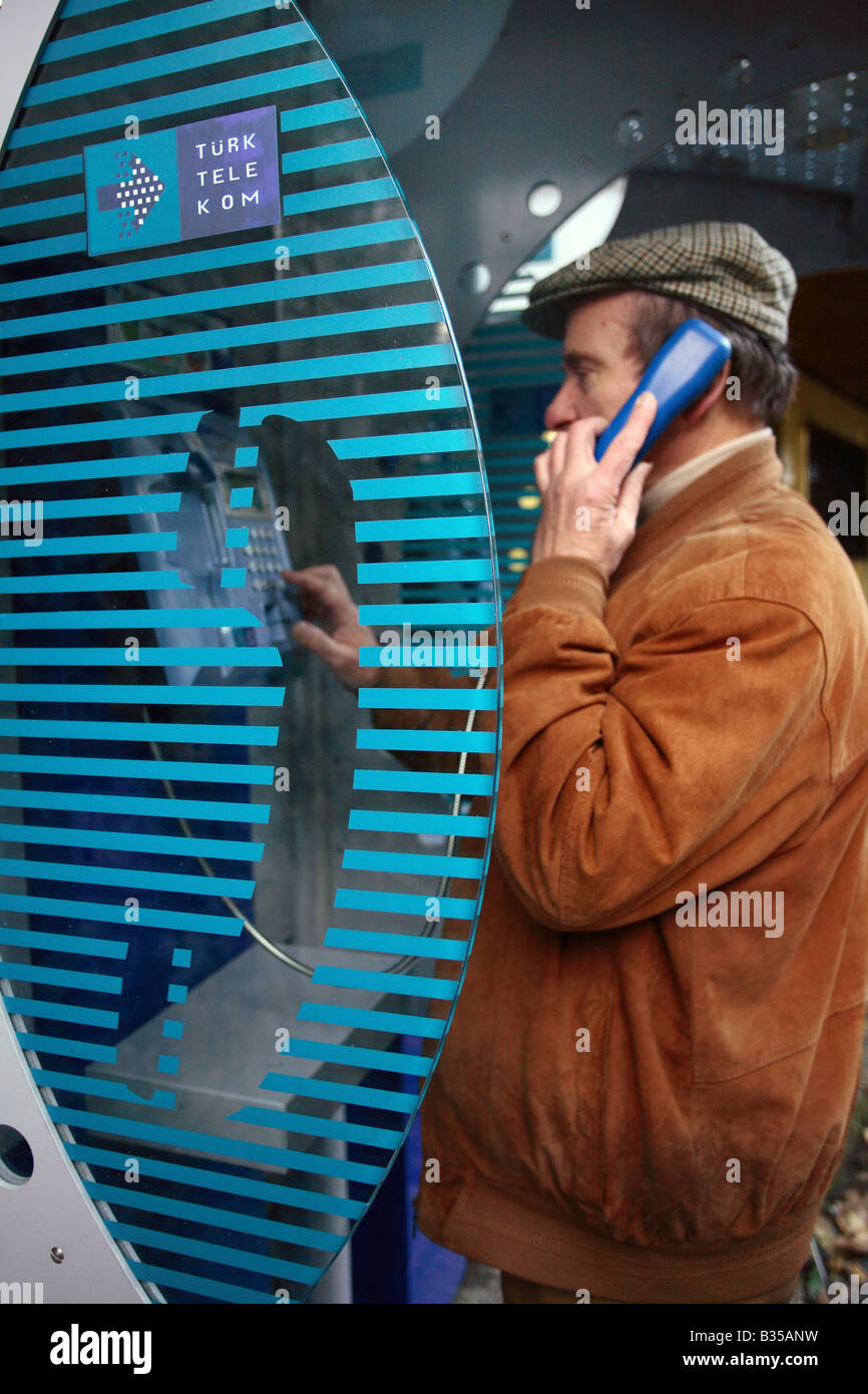 L uomo a un telefono pubblico booth, Trabzon, Turchia Foto Stock