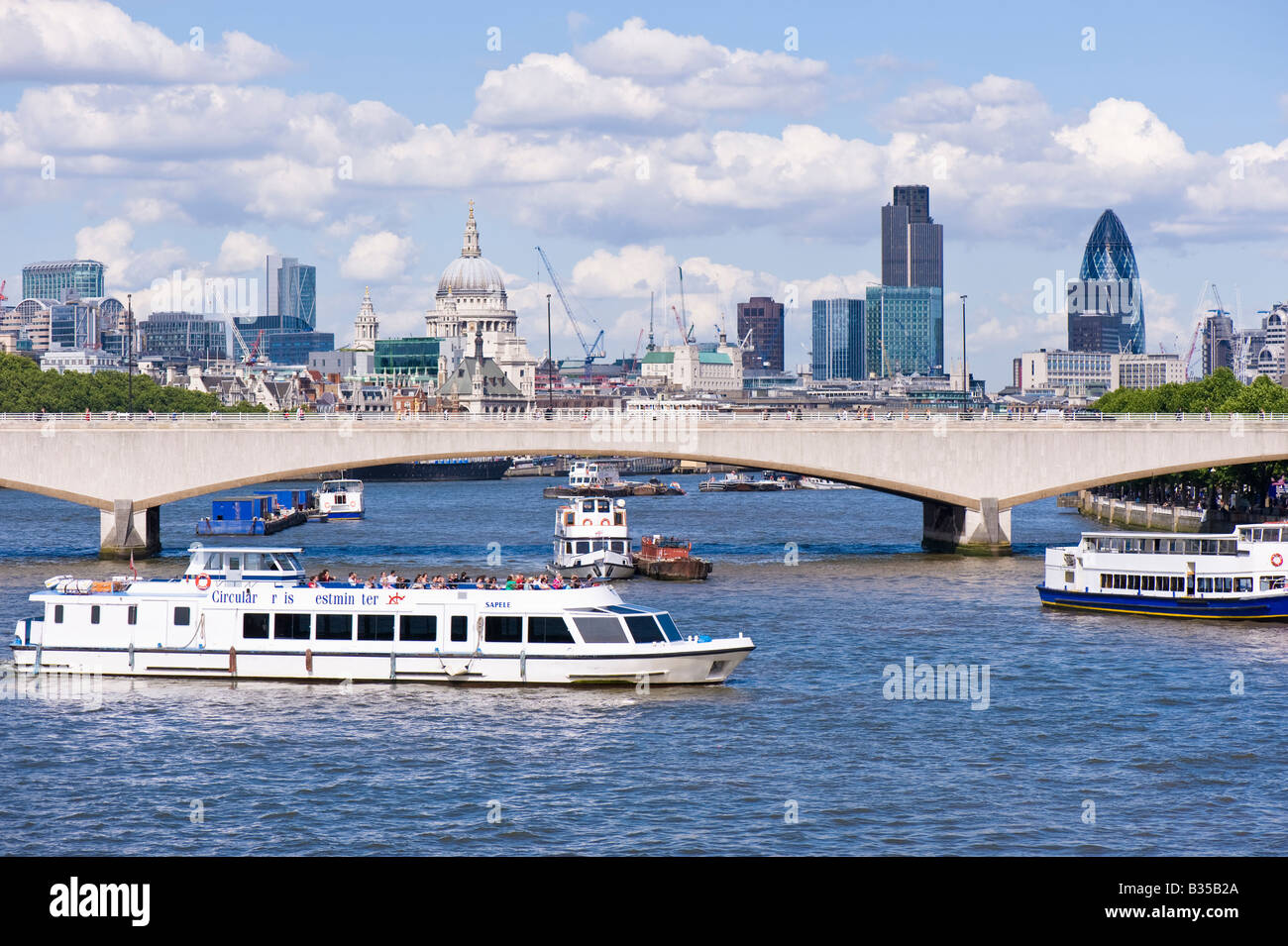 Turisti in gita crociera fluviale sul fiume Tamigi London Regno Unito Foto Stock