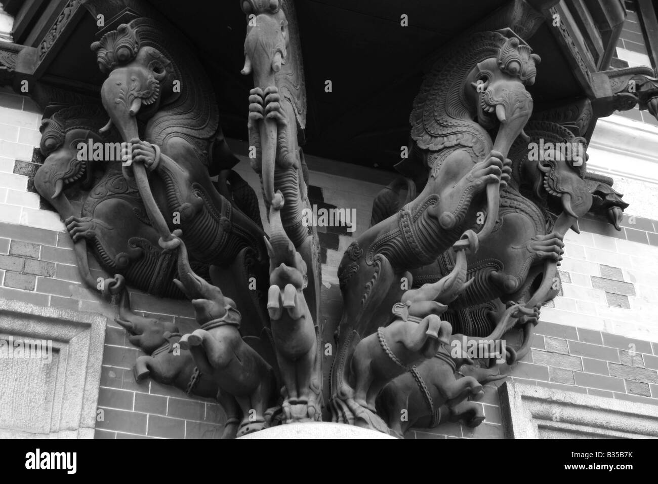 Foto in bianco e nero di antiche sculture in legno a Napier edificio del museo Foto Stock