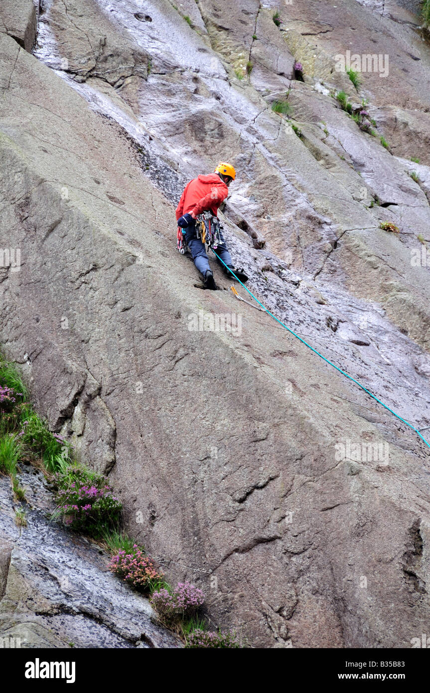 Scalatore sulle lastre Idwal Cwm Idwal Snowdonia National Park Galles Cymru Foto Stock