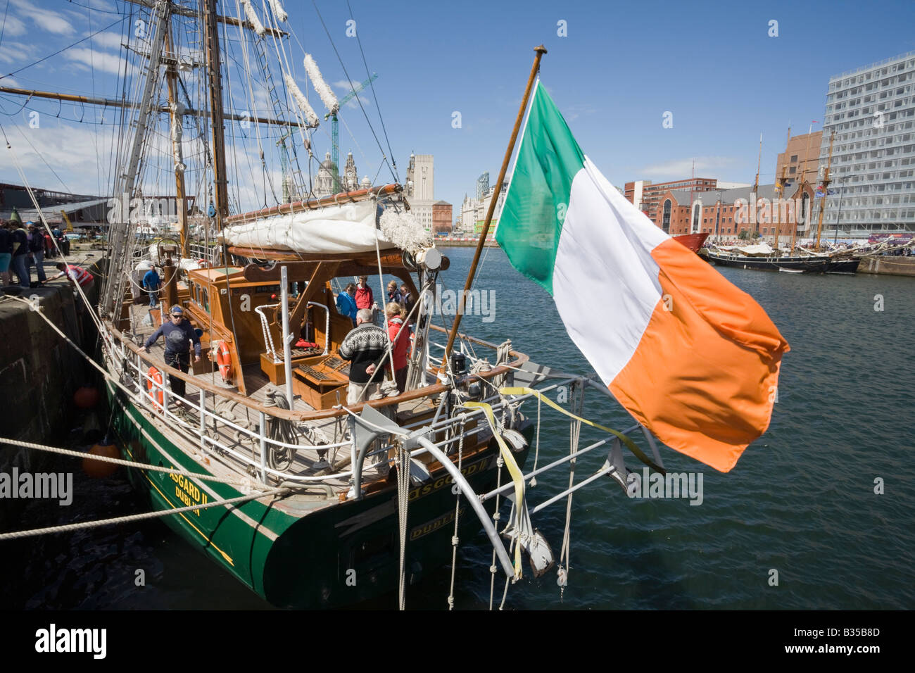 Asgard ll da Dublino ormeggiata a Canning Dock con bandiera irlandese che vola durante la gara di Tall Ships nel 2008. Liverpool Merseyside Inghilterra Regno Unito Foto Stock