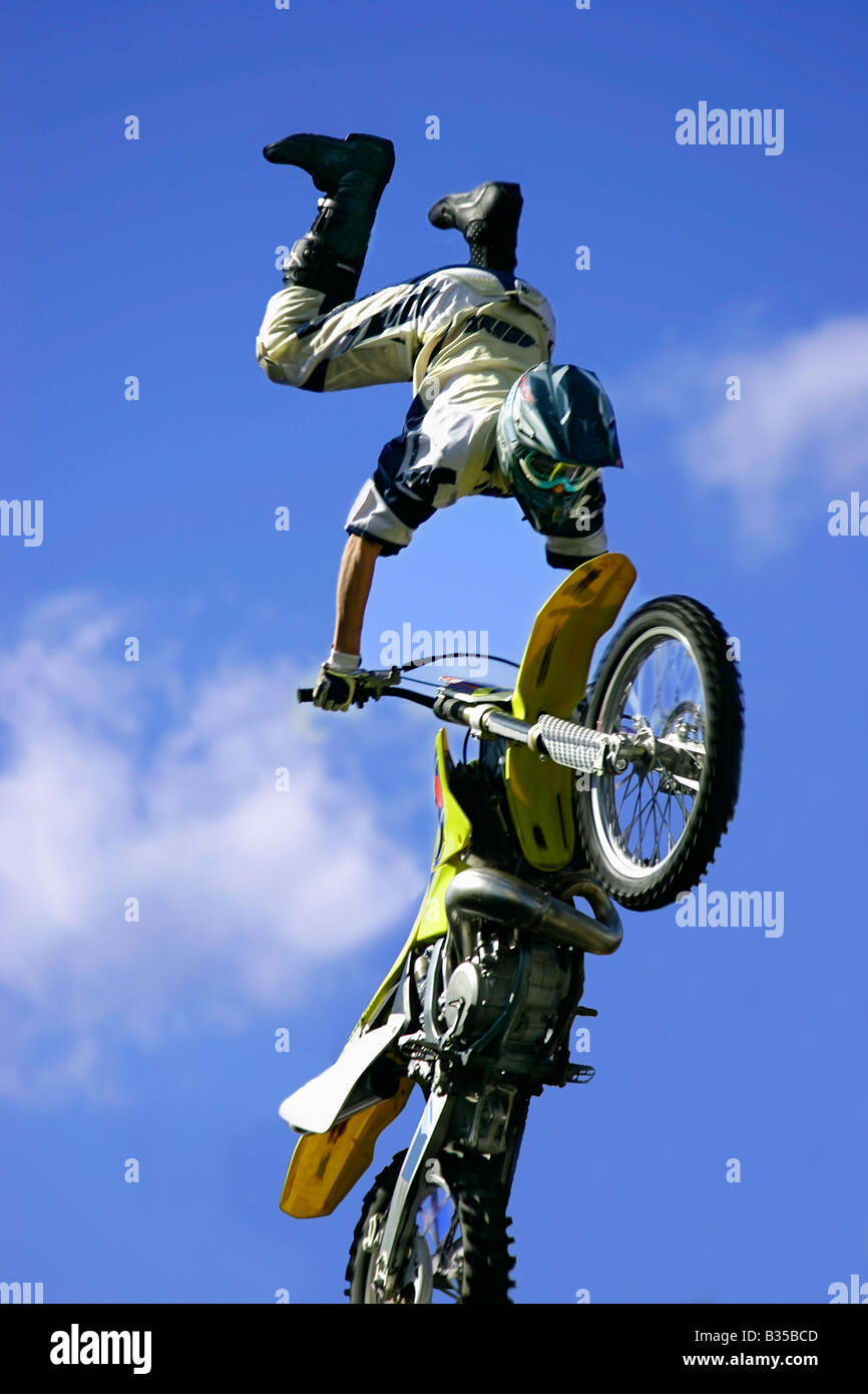 Un motociclista è il salto nel freestyle Foto Stock