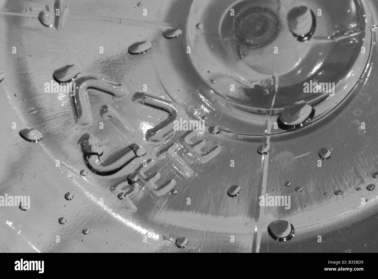 Simbolo di riciclaggio sul fondo di una bottiglia di acqua Foto Stock