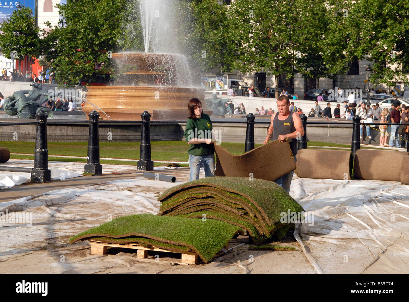 Il prato posto per due giorni su Trafalgar Square parte della visita campagna Londons per spazi verdi in Londra, Regno Unito Foto Stock
