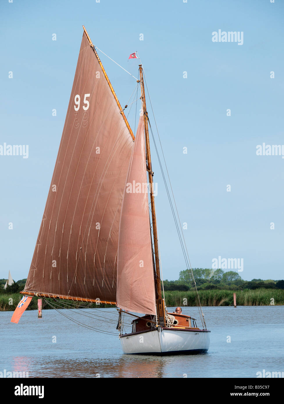 Fiume incrociatore classe denominata solitudine con vela numero 95 navigando sul fiume thurne Norfolk Broads England Regno Unito Foto Stock