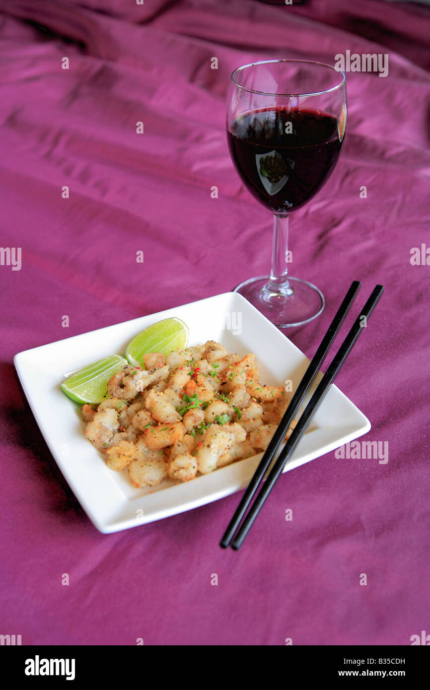 Cucina orientale cibo tailandese Szechuan anatra fritto Mescolare le verdure fresche bacchette pasto un bicchiere di vino rosso in un ristorante di impostazione Foto Stock