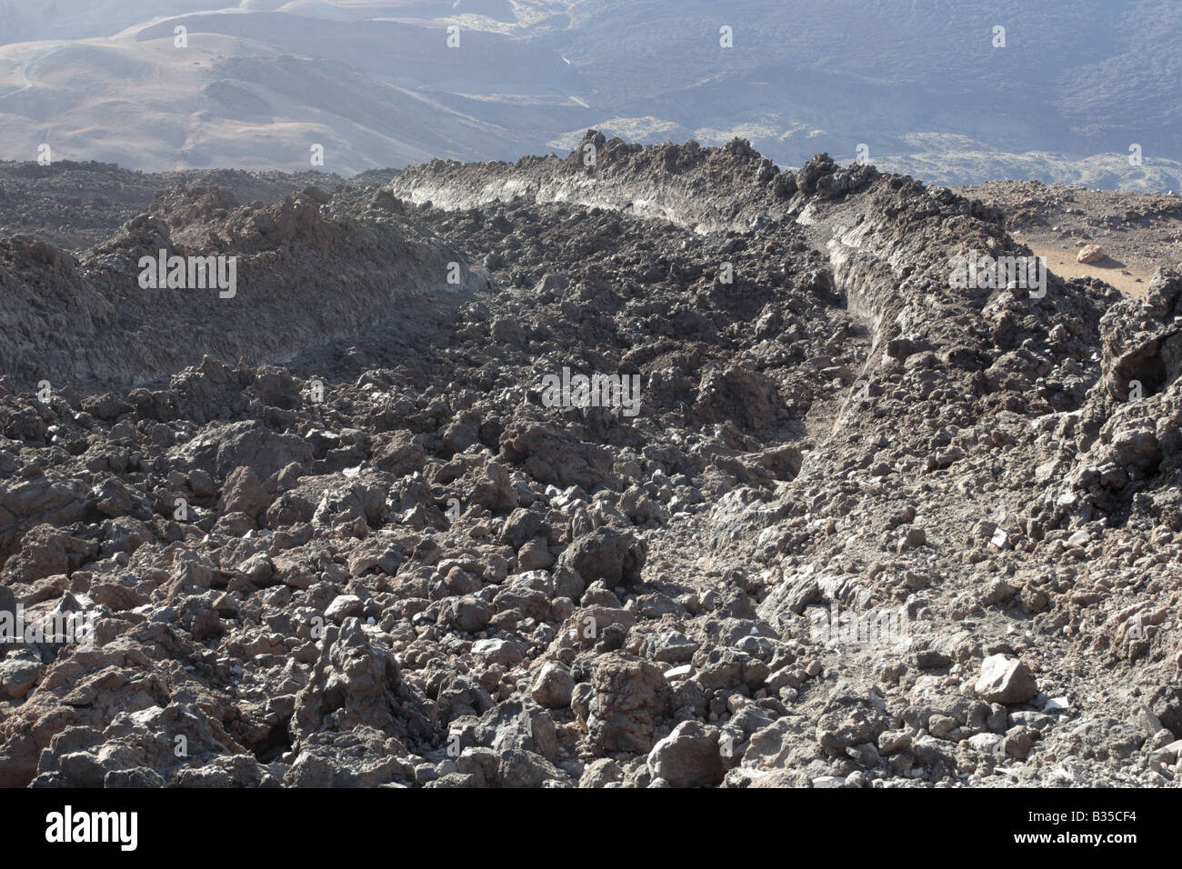 Un flusso di lava solidificato che corre lungo il fianco del monte Teide circa 700 metri sotto il vertice Tenerife Canarie Spagna Foto Stock