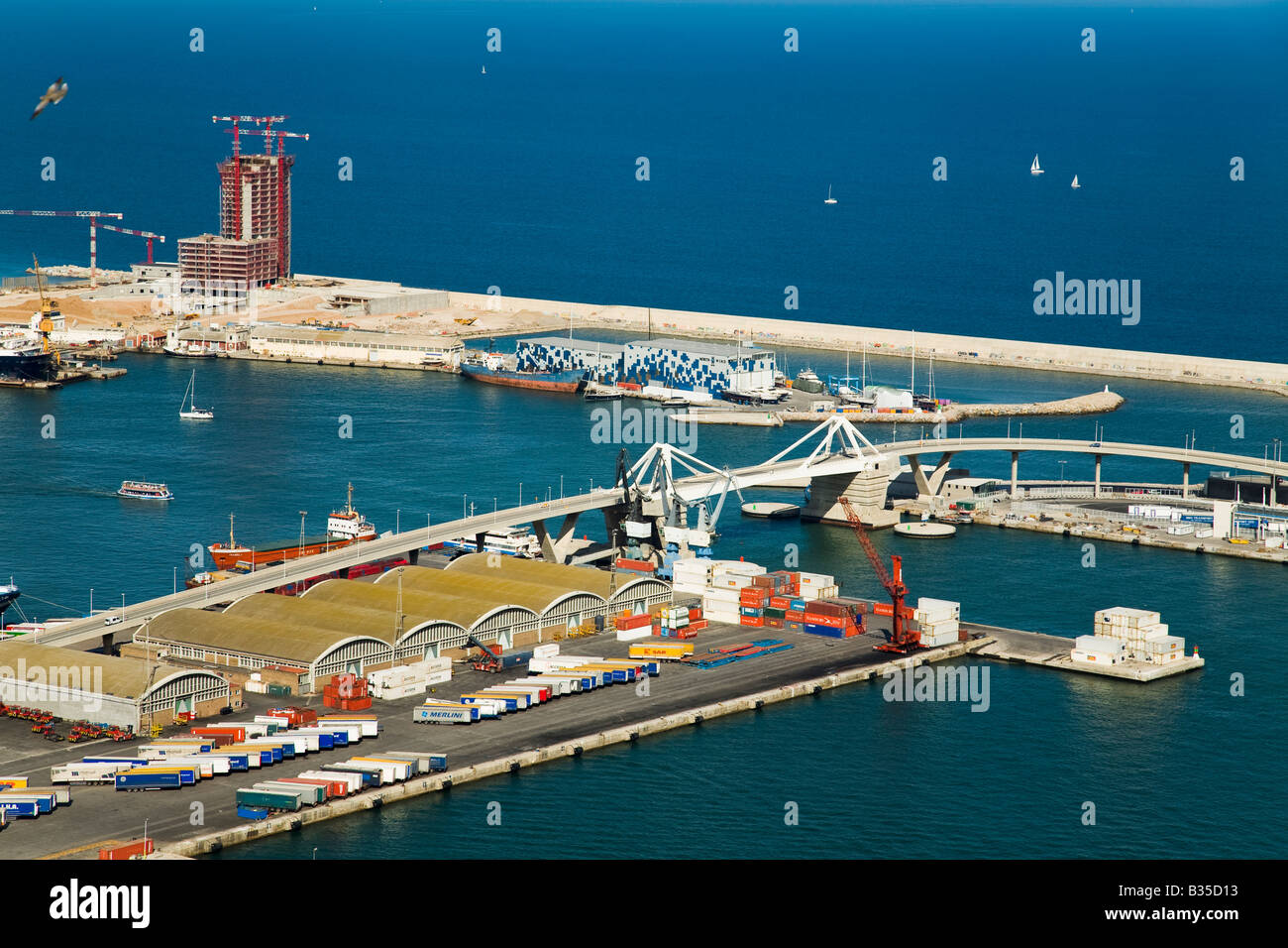 Spagna Barcellona vista aerea del porto di occupato sul Mare Mediterraneo di navi e di magazzinaggio del carico gru da cantiere sea wall Foto Stock