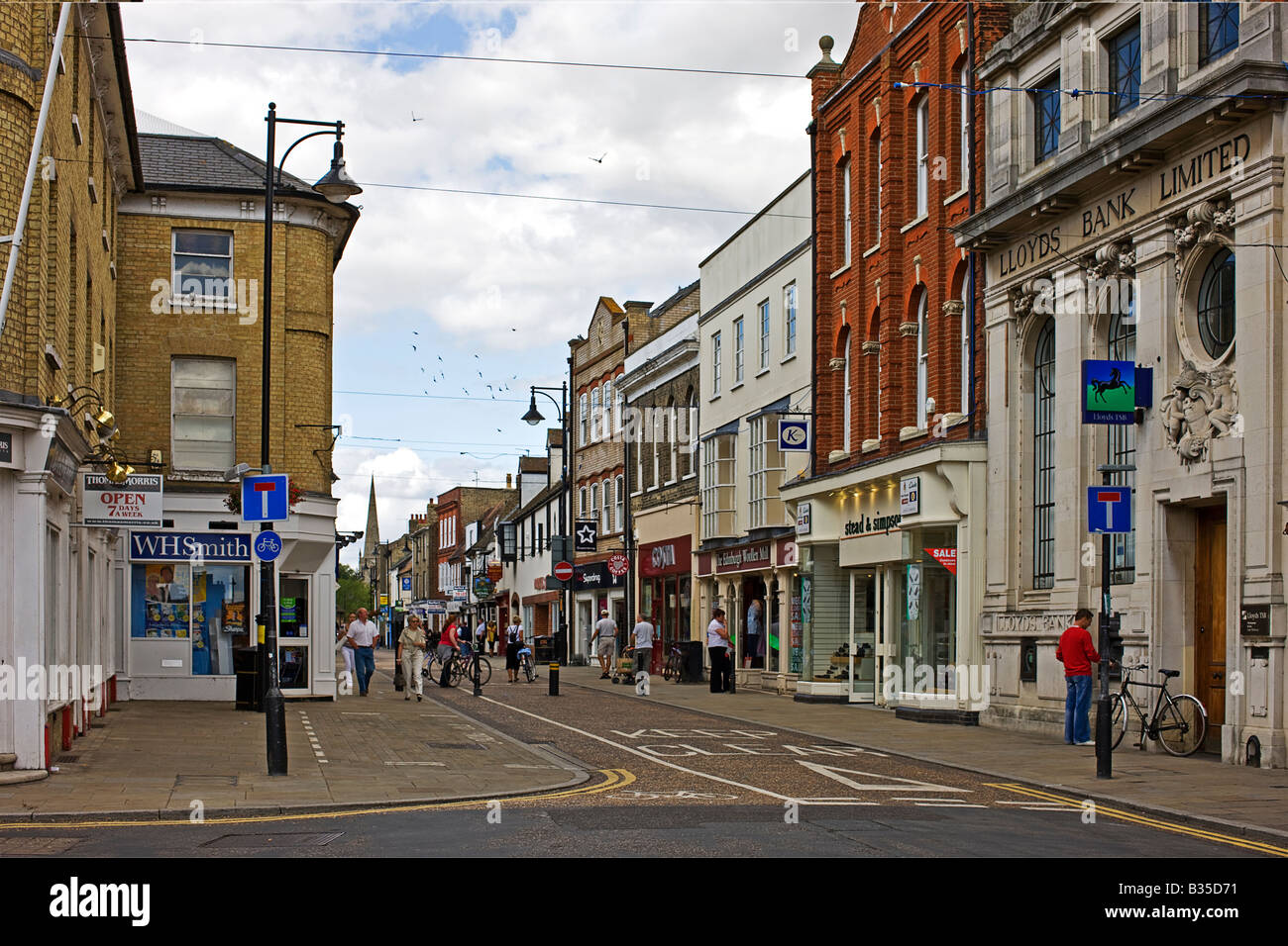 Crown Street che conduce fuori mercato collina sul lato ovest in Broadway, St. Ives. Foto Stock