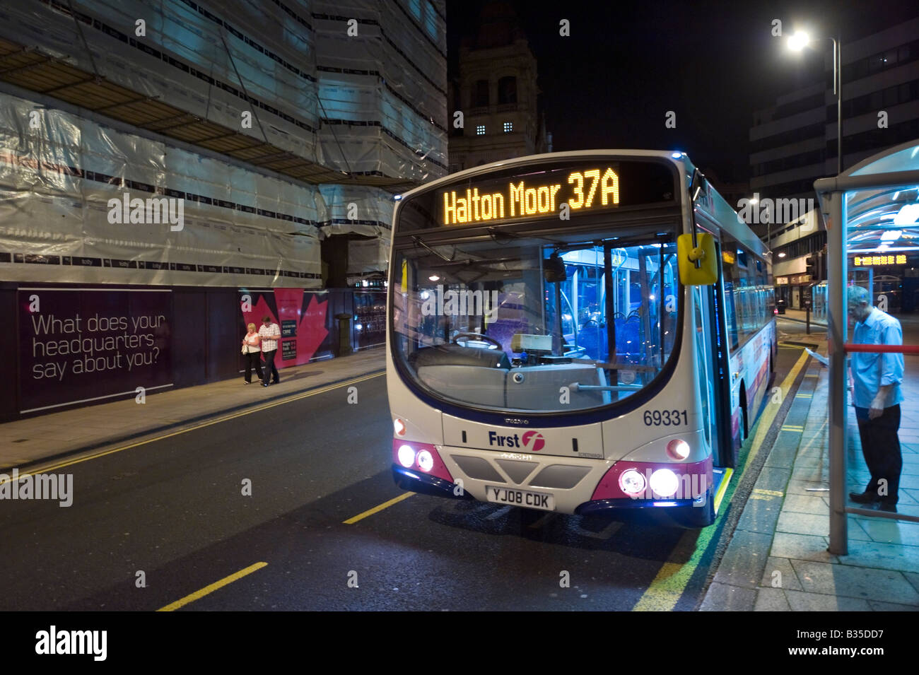 Bus notturno nel centro della città, Leeds, West Yorkshire, Inghilterra Foto Stock