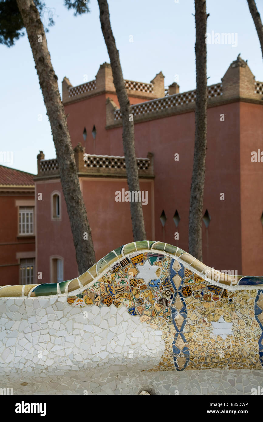 Spagna Barcellona dettaglio del Mosaico pattern sul banco curvo Parc Guell progettato Antoni Gaudi architetto architettura Modernisme Foto Stock