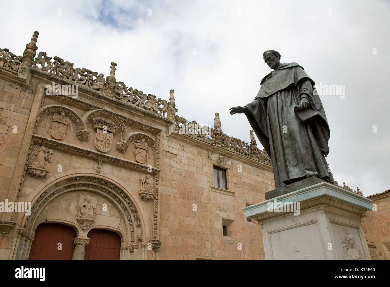 Spagna Salamanca la statua di Fray Luis de Leon al di fuori del palazzo universitario più antica istituzione educativa in Spagna Foto Stock
