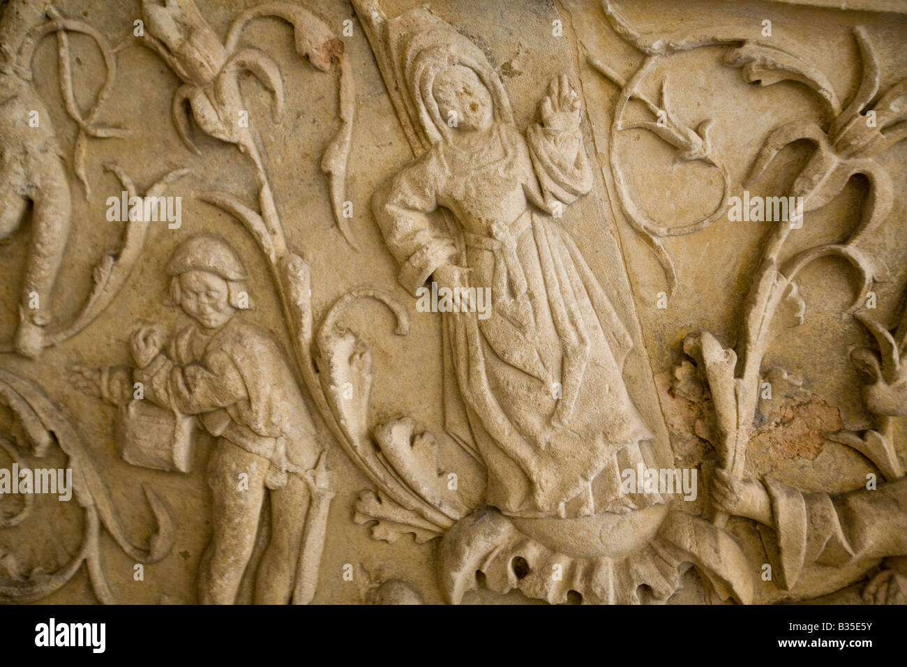 Spagna Salamanca dettaglio in scala di un edificio storico all'Università simboli ermetici scolpiti nella pietra Foto Stock