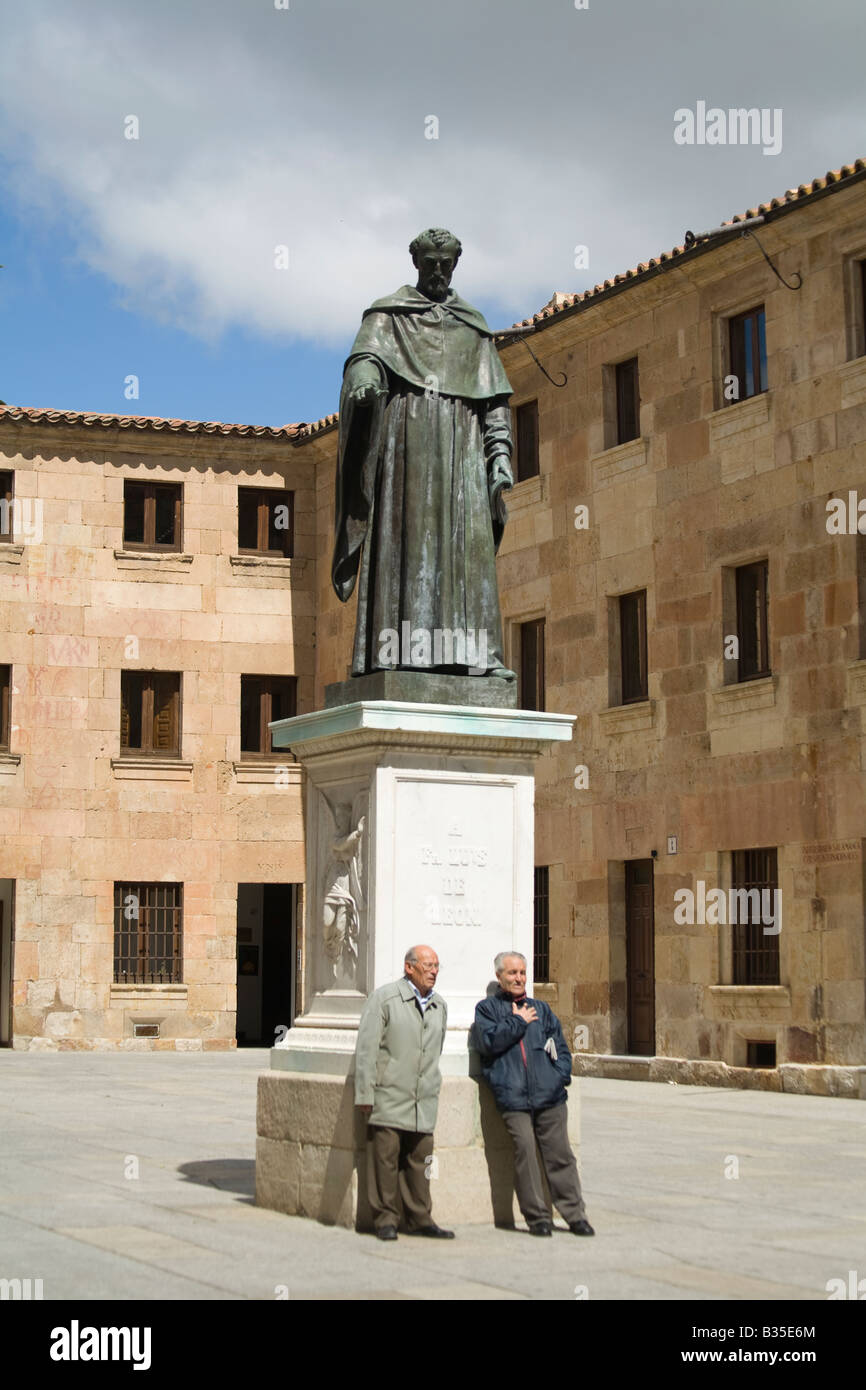 Spagna Salamanca spagnolo due uomini in stand by la statua di Fray Luis de Leon al di fuori dell'Università più antica costruzione educational Foto Stock