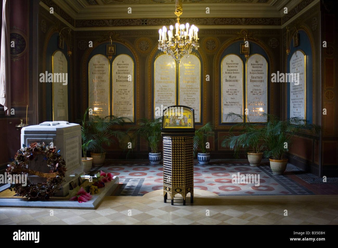 Marcatura di lapidi per la sepoltura del Tsar Nicholas II e la sua famiglia in St. Catherine Cappella.I Santi Pietro e Paolo Cattedrale San Pietroburgo Russia Foto Stock