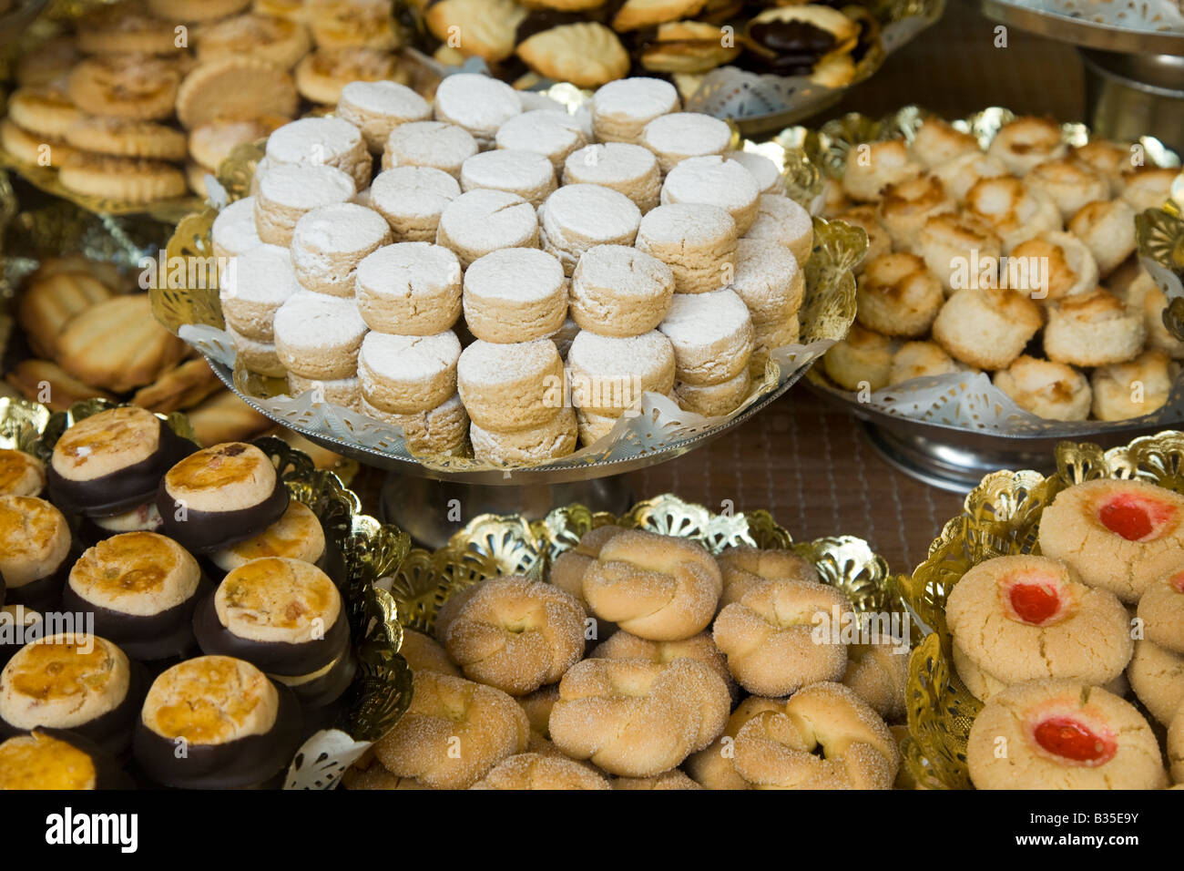 Spagna Barcellona molti tipi diversi di biscotti e pasticcini visualizzati  nella finestra da forno su vassoi Foto stock - Alamy