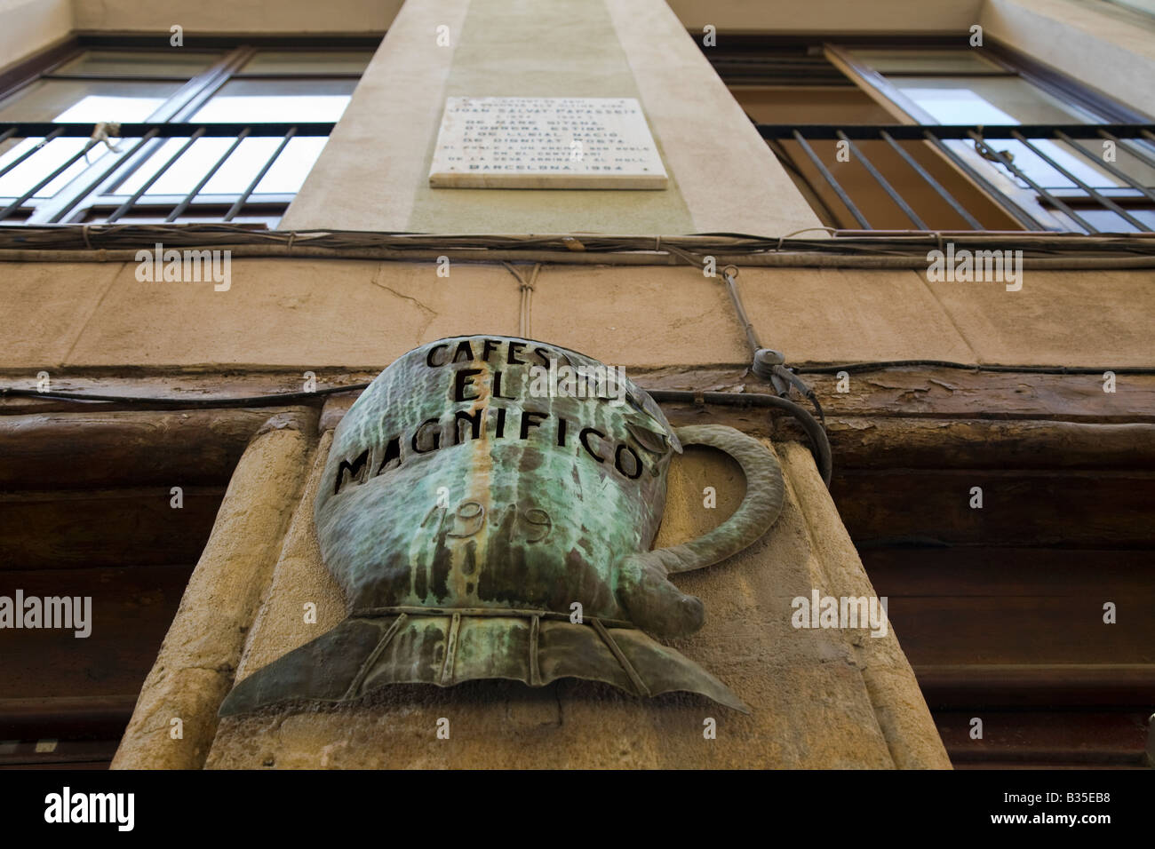 Spagna Barcellona rame gigante tazza da caffè scultura su esterno del caffè el Magnifico store nel quartiere di Ribera Foto Stock