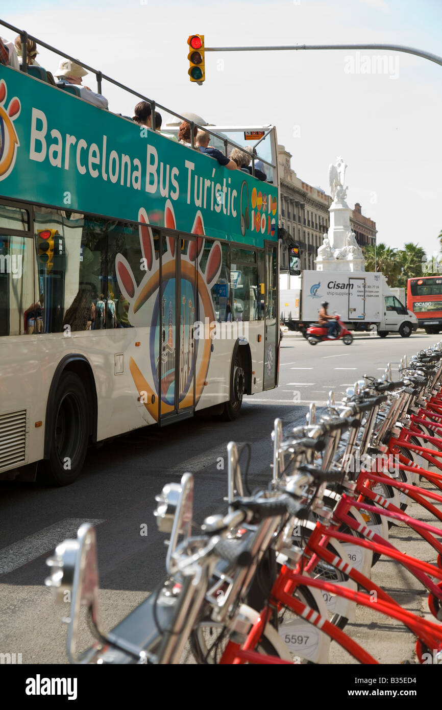 Spagna Barcelona Tourist bus pass fila di Bicing noleggio biciclette sul marciapiede Foto Stock