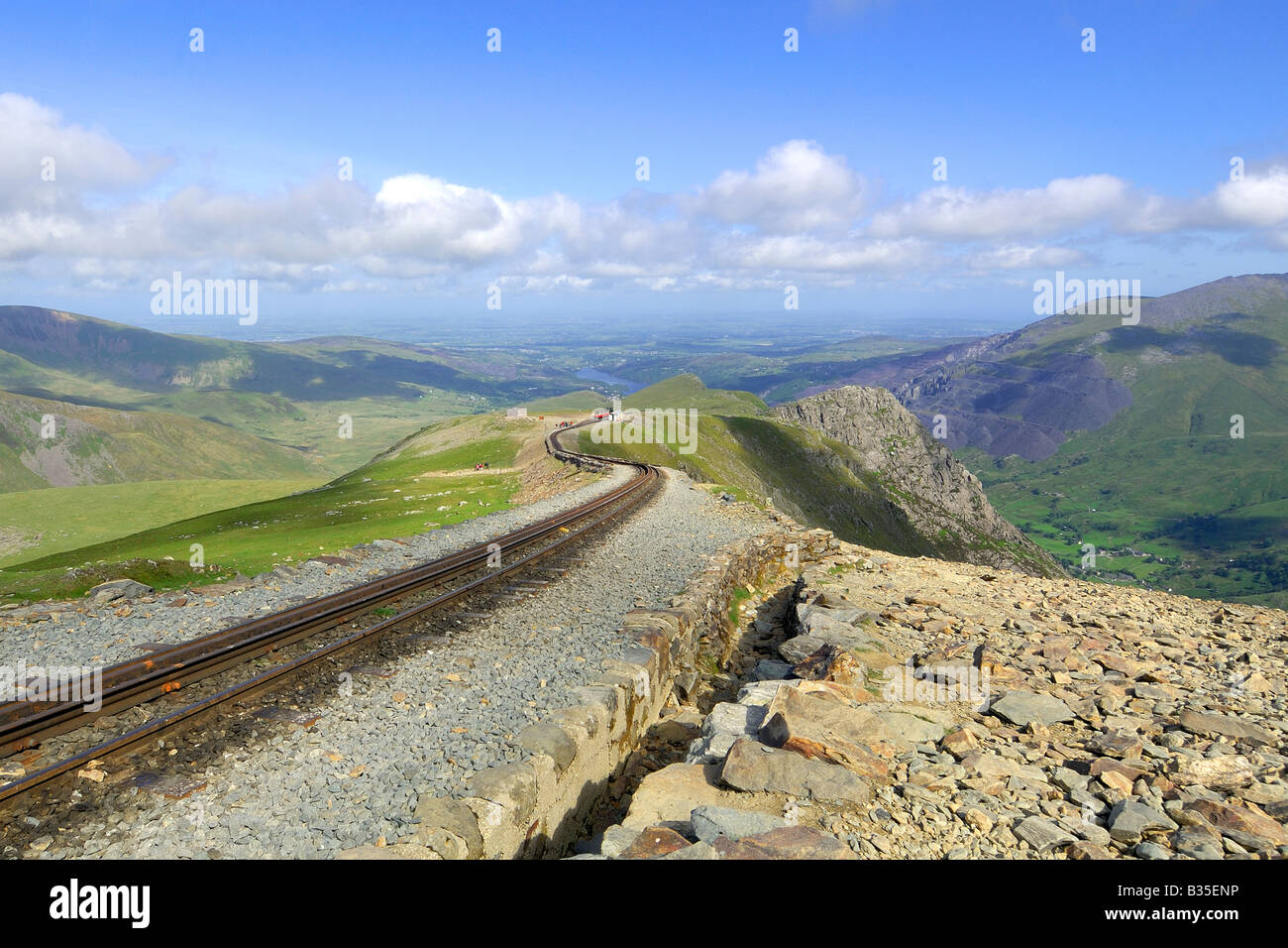 Guardando verso il basso llanberis percorso verso Clogwyn stazione ferroviaria sulla ferrovia di Snowdon Mountain si affaccia Llanberis Pass Foto Stock