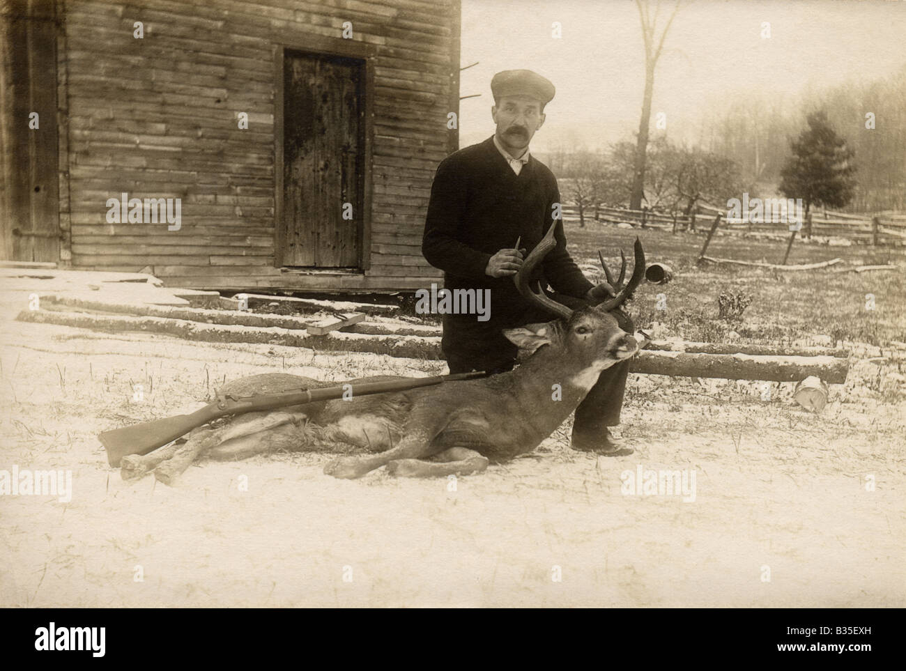 Circa 1930 foto del cacciatore dei cervi e il suo trofeo. Foto Stock