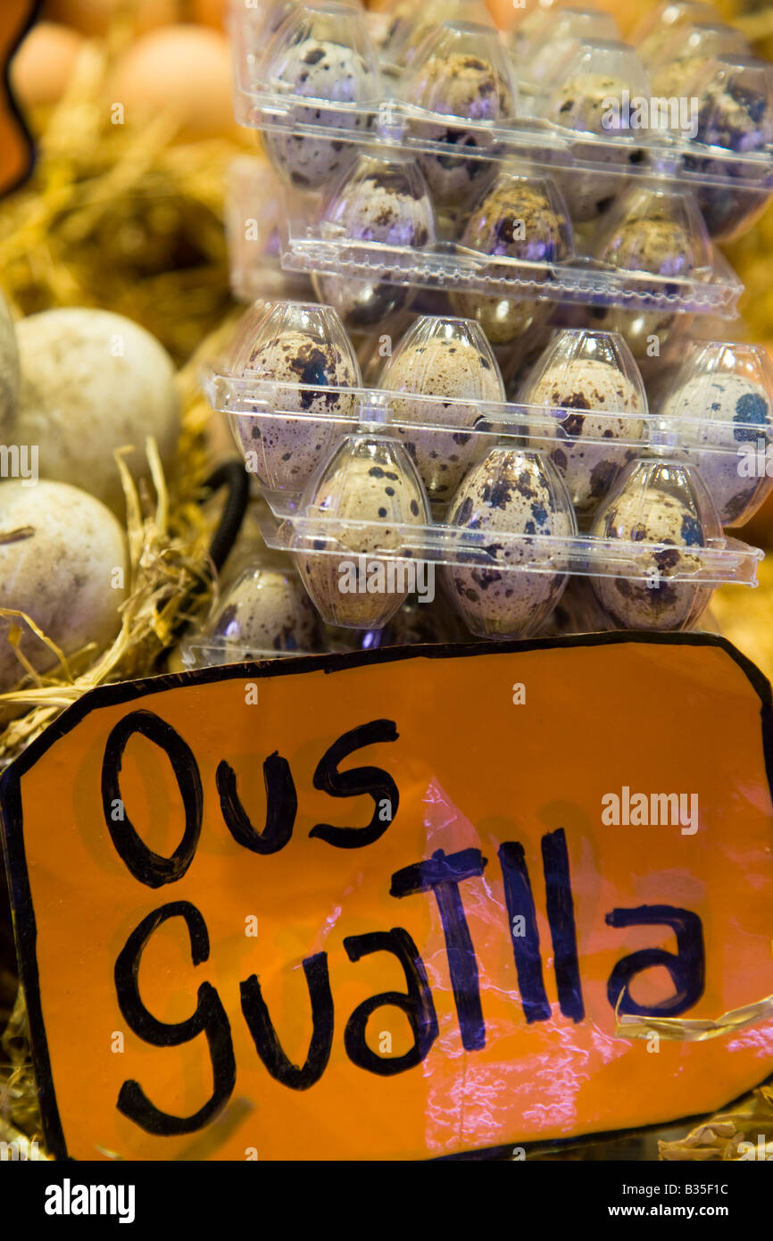 Spagna Barcellona uova di quaglia in mostra presso La Boqueria produrre segno del mercato in catalano Foto Stock