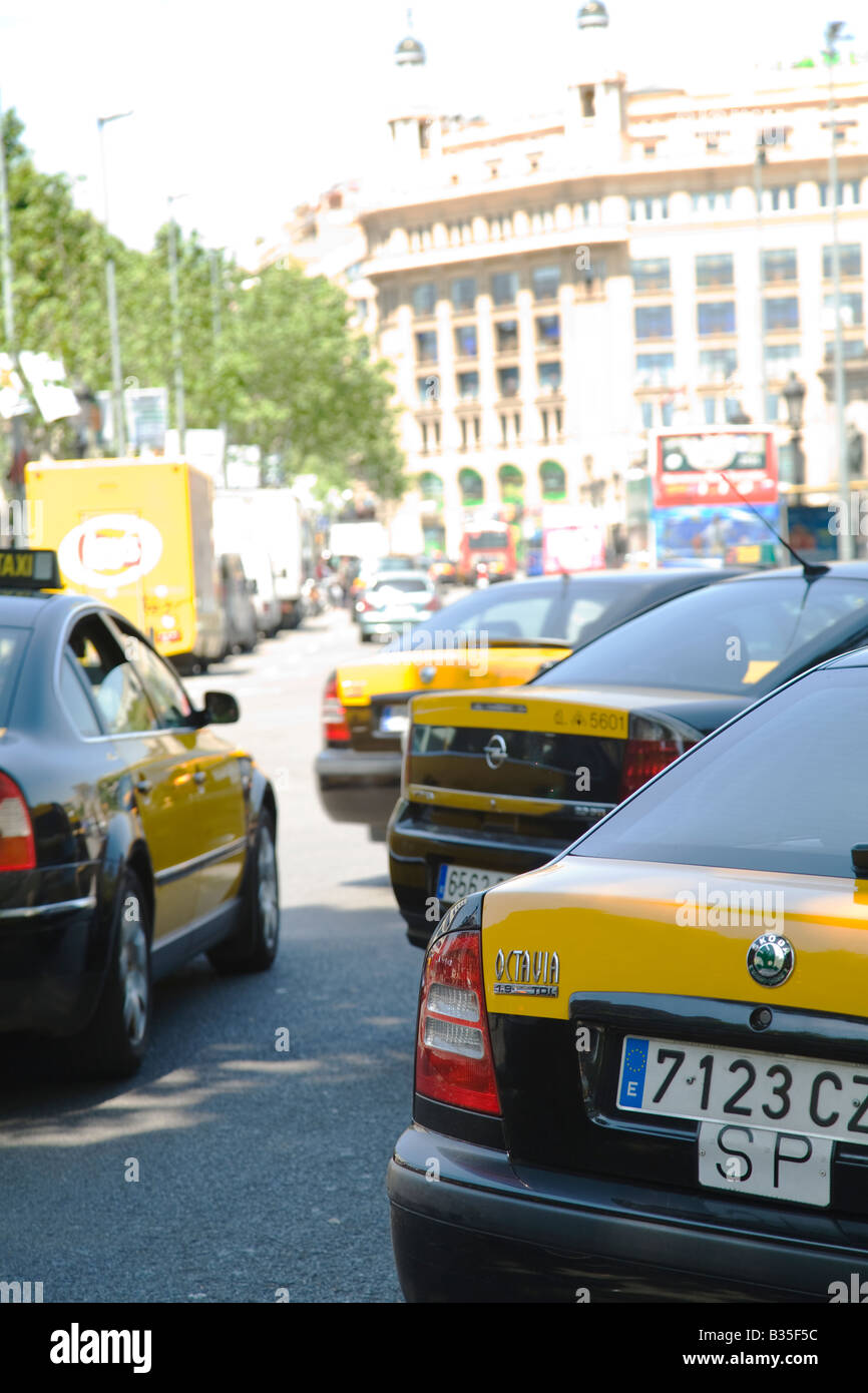 Spagna Barcelona giallo e nero taxi sulla strada di città Foto Stock