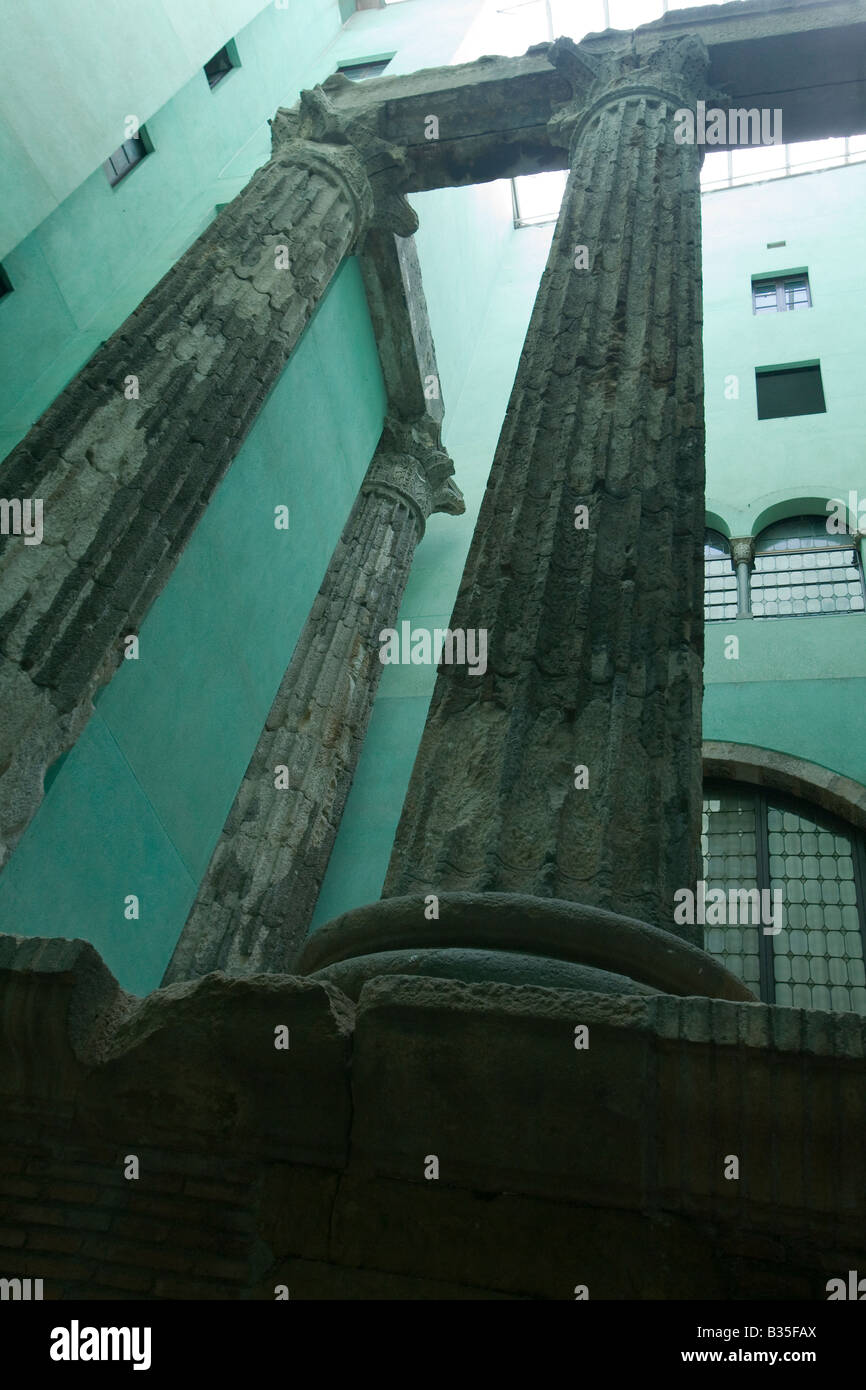 Spagna Barcellona angolo superstite del tempio romano che sorgeva sul monte Taber Tempio Roma d agosto edificio per proteggere le colonne Foto Stock